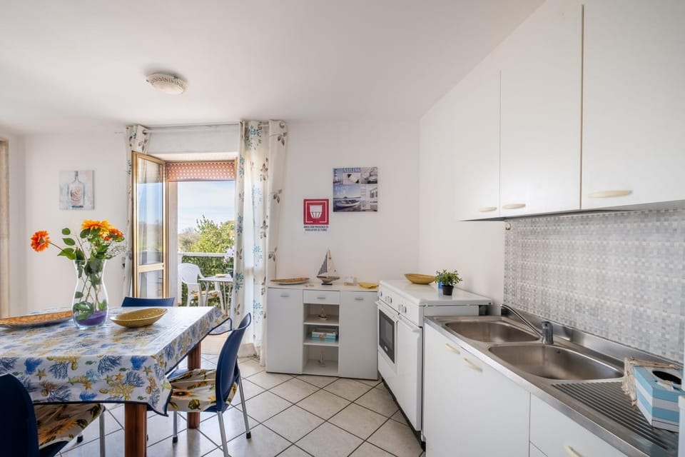 Property building, Kitchen or kitchenette, Living room