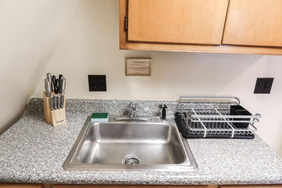 Cozy Attic Studio for 2 5min to NYC Train Station Apartment in West Orange