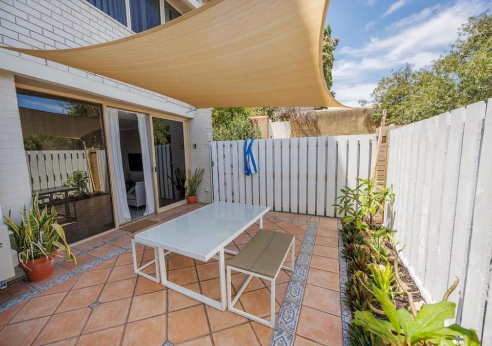 Property building, Garden, Balcony/Terrace