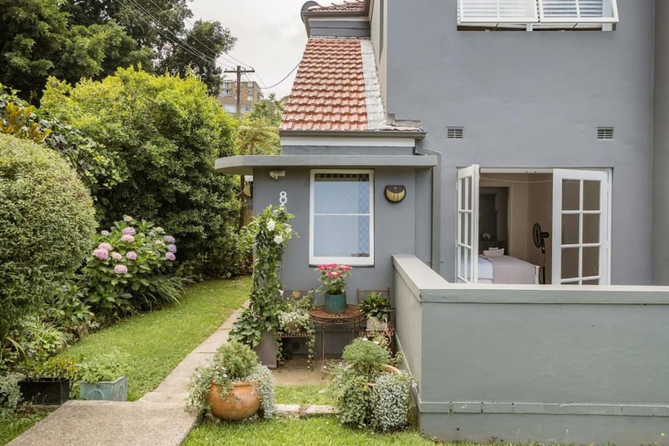 Art Deco Garden apartment house like proportions Apartment in Sydney