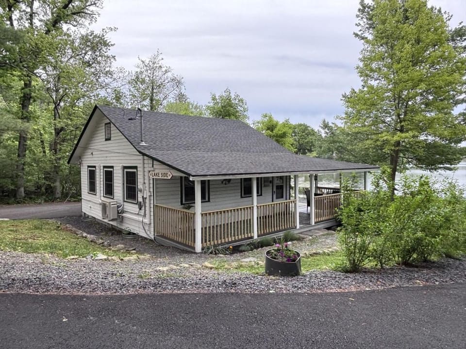 Lakefront Haven Modern Cottage House in Saylorsburg