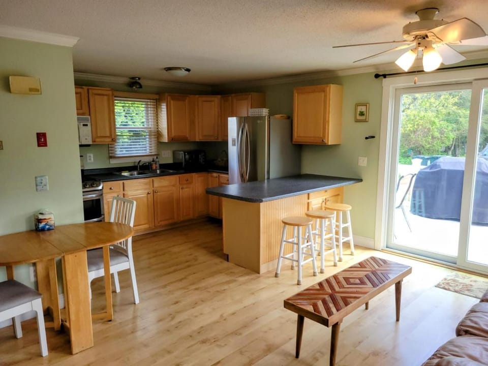 Kitchen or kitchenette, Seating area, Dining area, stove