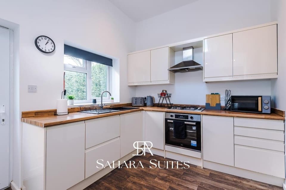 Stylish 4-Bedroom Home - Sleeps 7 - Near HCC & Parking House in Harrogate