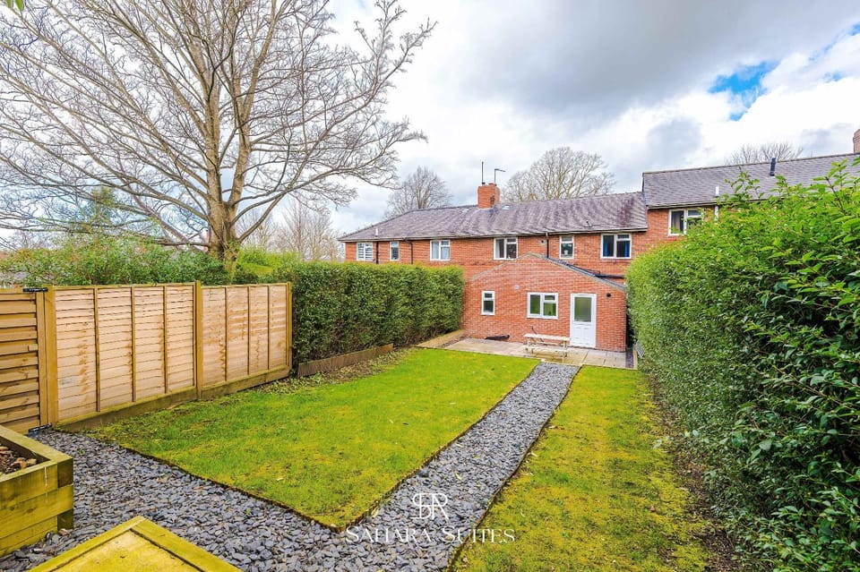 Stylish 4-Bedroom Home - Sleeps 7 - Near HCC & Parking House in Harrogate