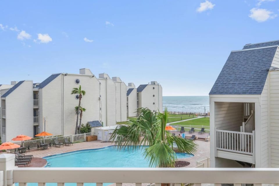 View (from property/room), Balcony/Terrace, Pool view, Sea view