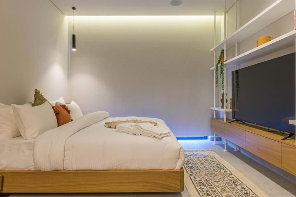 Bed, TV and multimedia, Bedroom, towels
