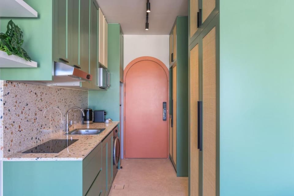 Coffee/tea facilities, Kitchen or kitchenette, microwave, stove