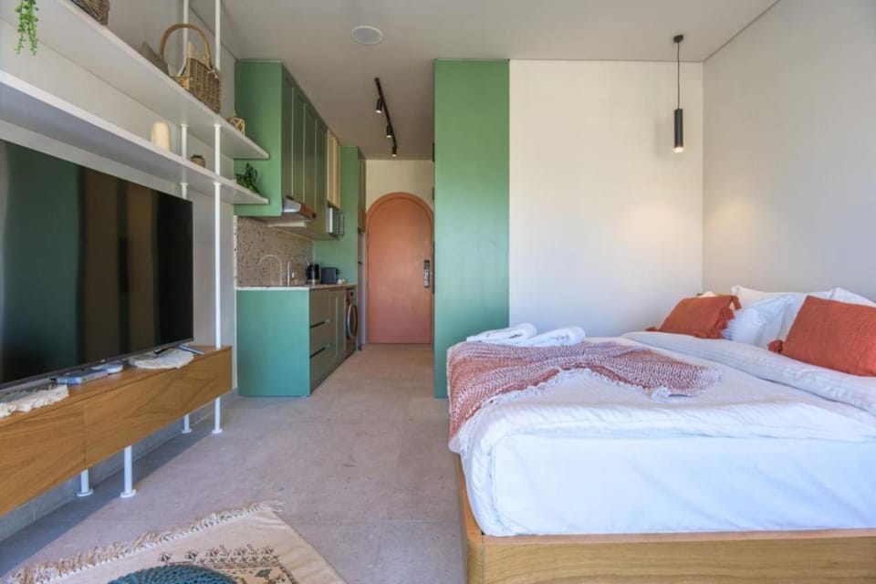 Bed, TV and multimedia, Kitchen or kitchenette, Photo of the whole room, Bedroom