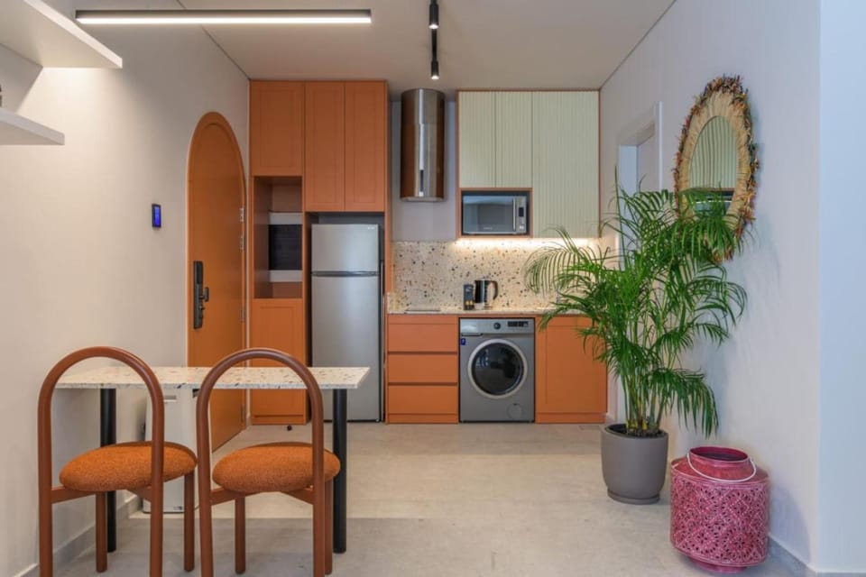 Coffee/tea facilities, Kitchen or kitchenette, Dining area, stove, washing machine
