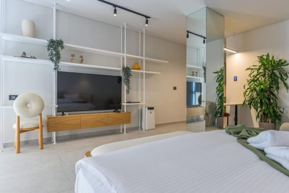 Bed, TV and multimedia, Bedroom