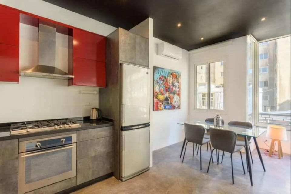 Coffee/tea facilities, Kitchen or kitchenette, Dining area, oven, stove