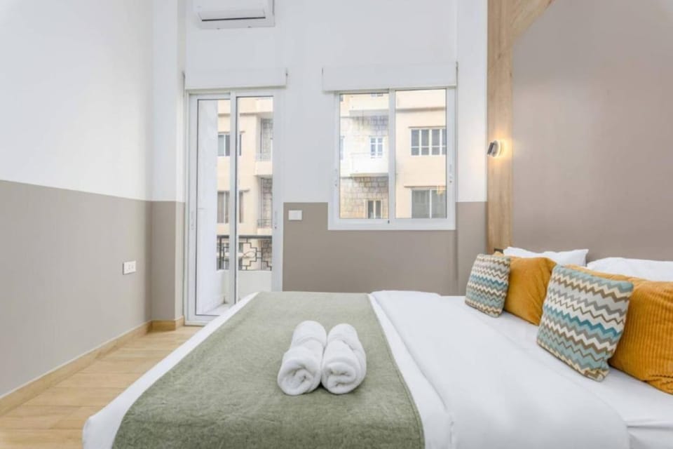 Bed, Bedroom, towels, air conditioner