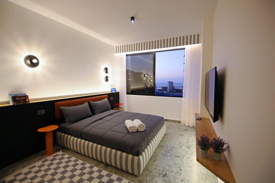 Bed, TV and multimedia, Photo of the whole room, Bedroom, towels
