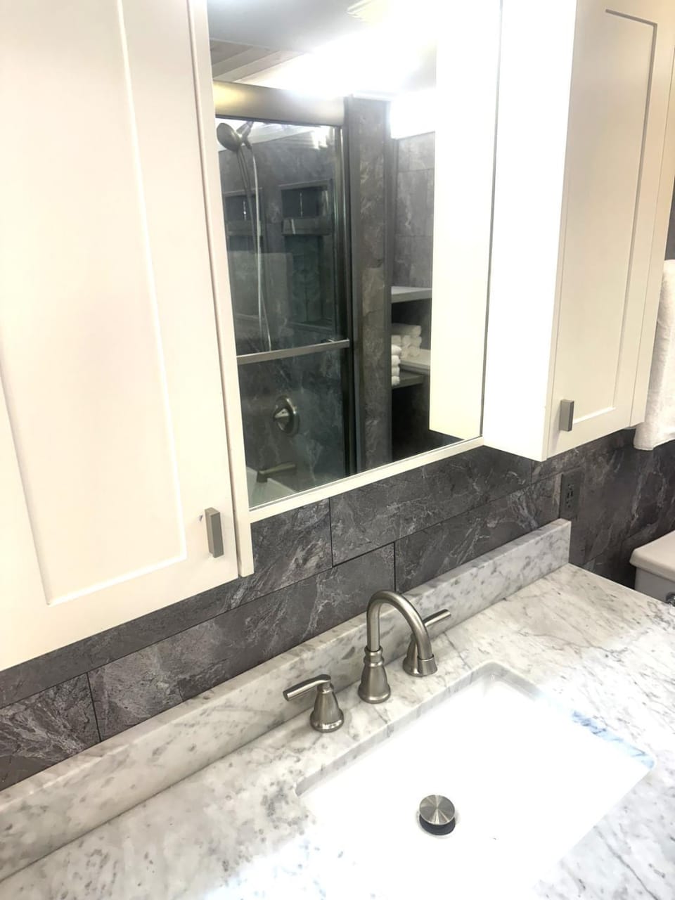 Secret Hot Tub King Haven Hideout Apartment in Moorhead