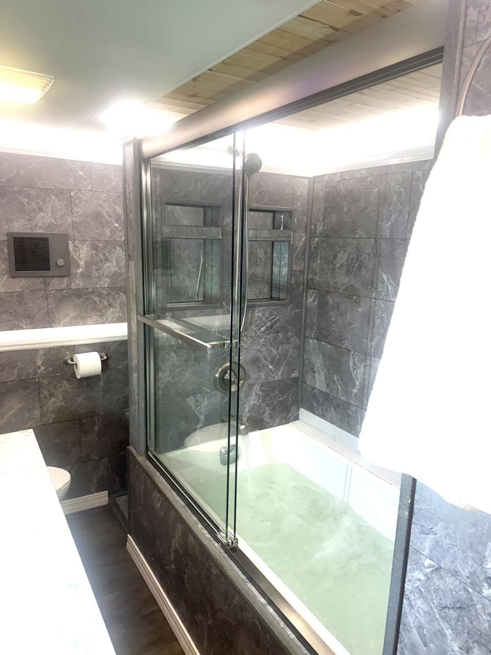 Secret Hot Tub King Haven Hideout Apartment in Moorhead