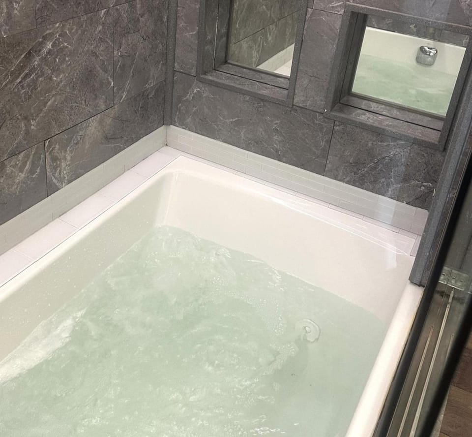Secret Hot Tub King Haven Hideout Apartment in Moorhead