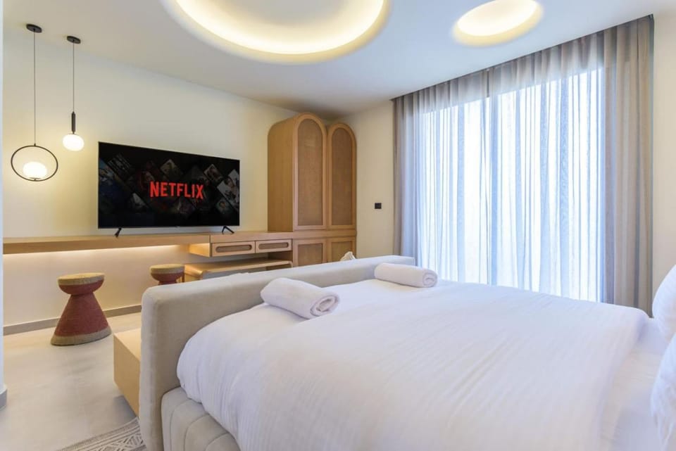 Bed, TV and multimedia, Photo of the whole room, Bedroom, towels
