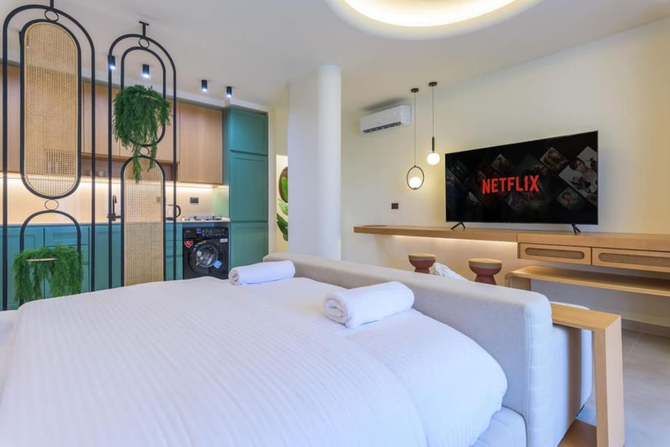 Bed, TV and multimedia, Photo of the whole room, Bedroom, towels
