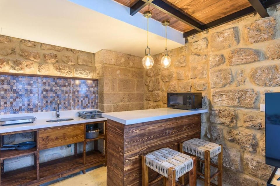 Kitchen or kitchenette, microwave, stove