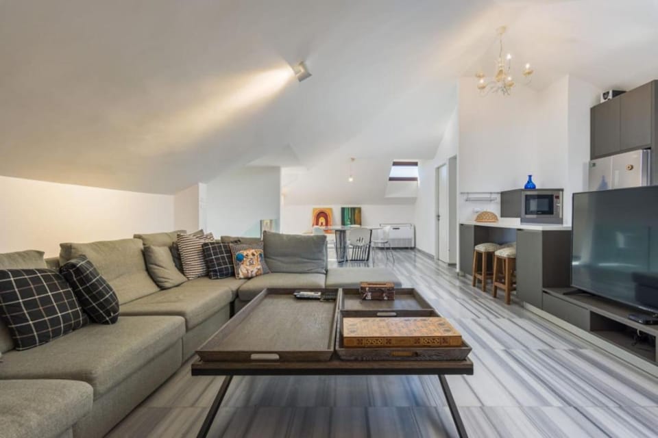 TV and multimedia, Kitchen or kitchenette, Living room, air conditioner
