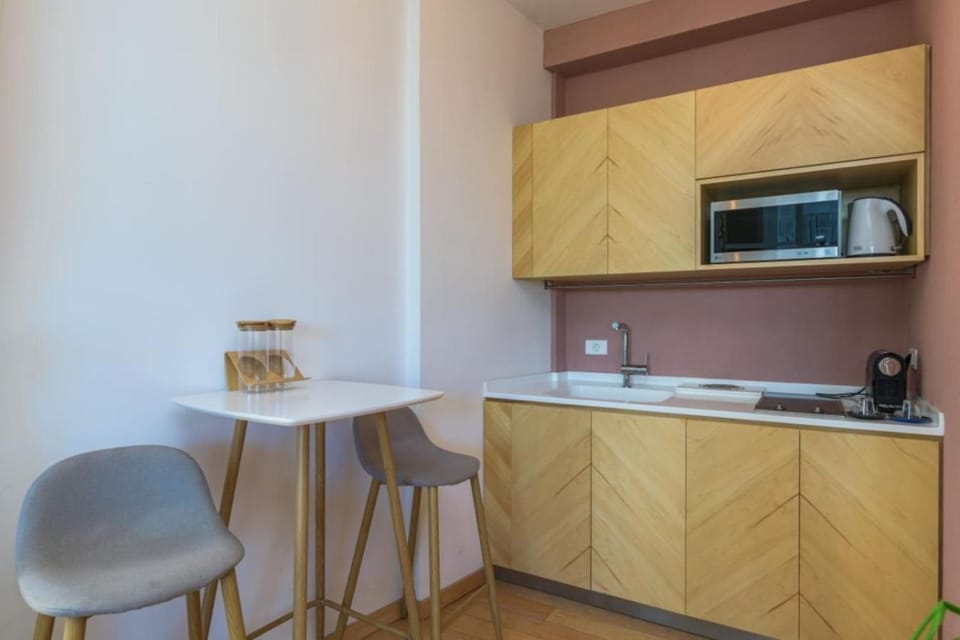Coffee/tea facilities, Kitchen or kitchenette, Dining area, stove