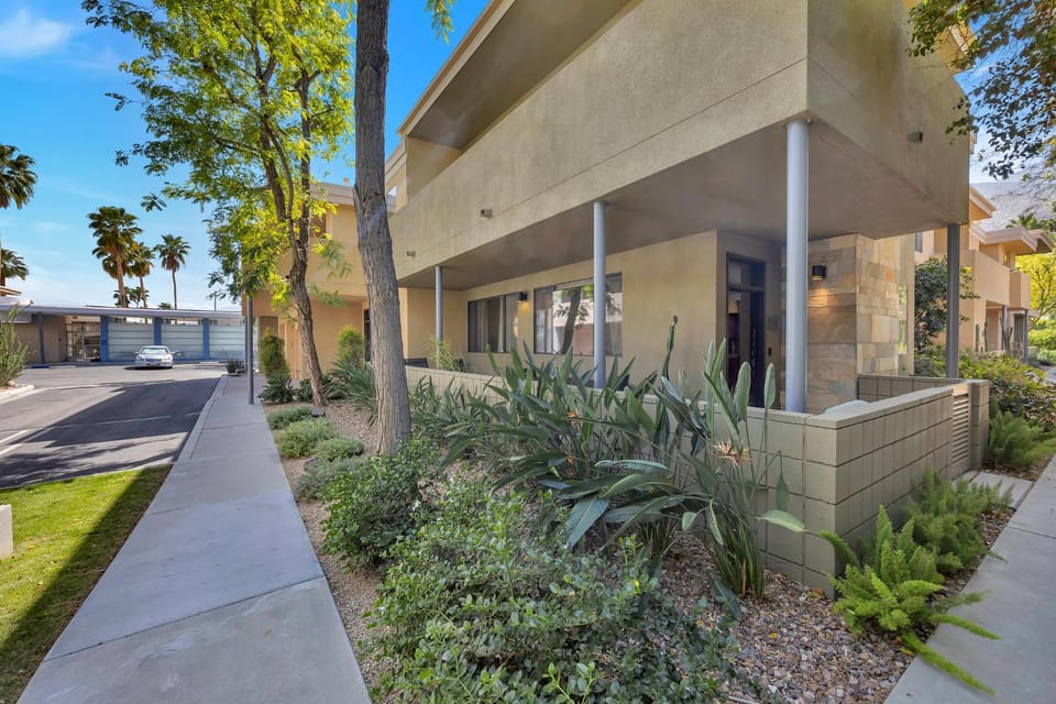 Biltmore Chic by Oranj Palm House in Palm Springs