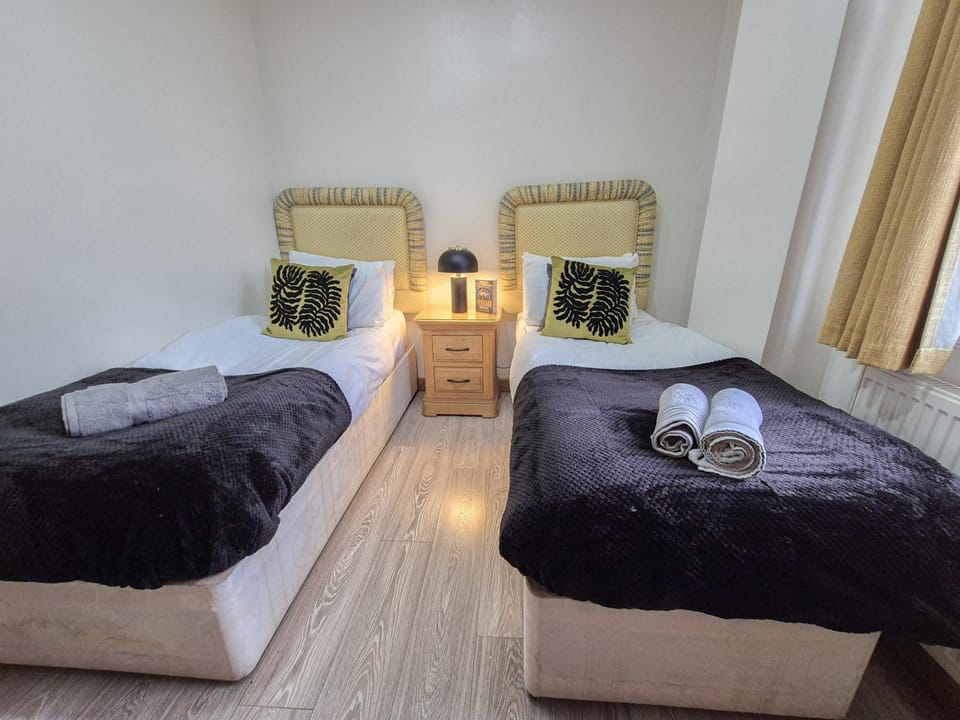 Bed, Other, Bedroom, towels