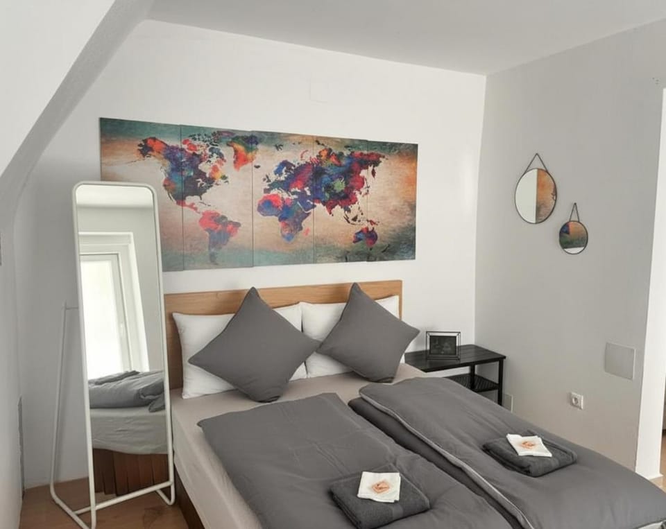 Spacious & Cozy Guesthouse - Near Metro & City Center - 3 Beds for 5 Person House in Vienna