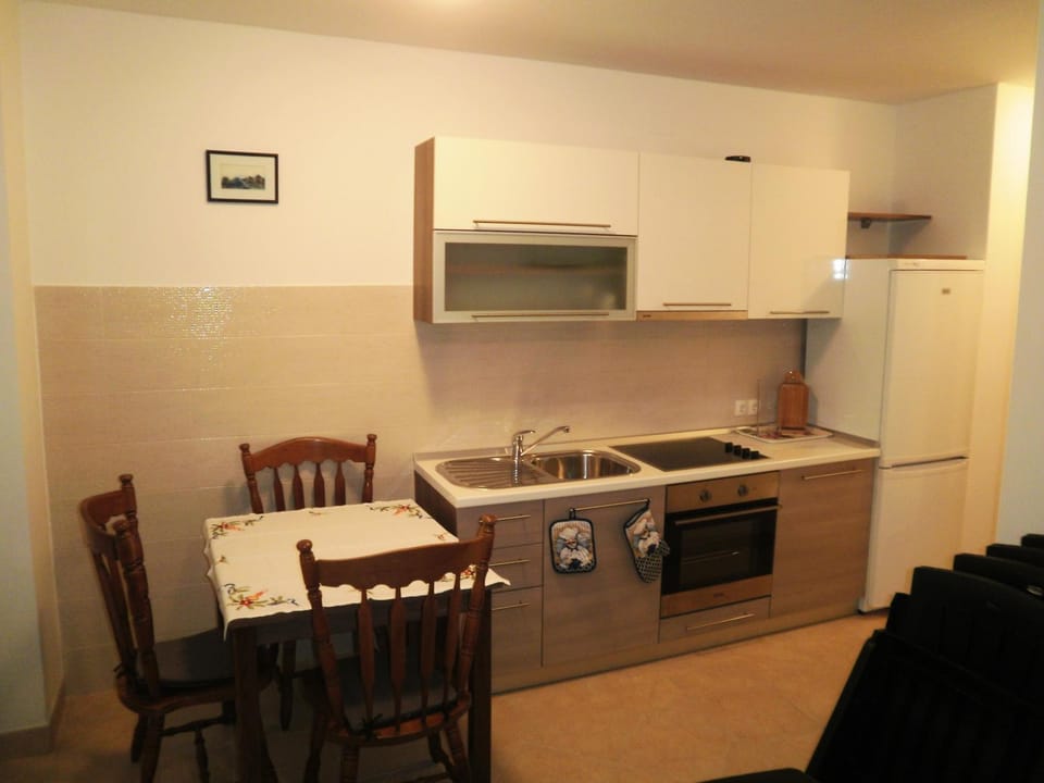 Coffee/tea facilities, Kitchen or kitchenette, Seating area, Dining area