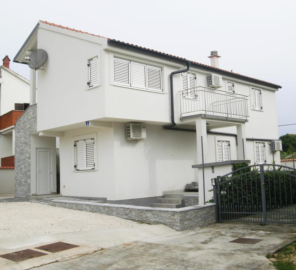 Property building, Facade/entrance, On site