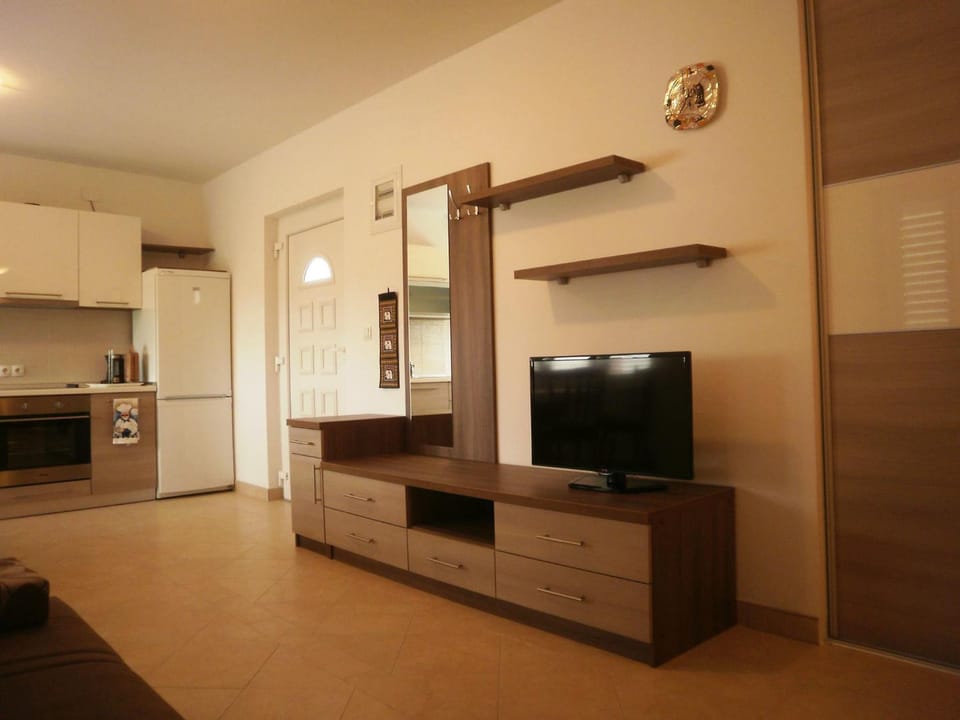 TV and multimedia, Kitchen or kitchenette, Living room, Seating area, Dining area