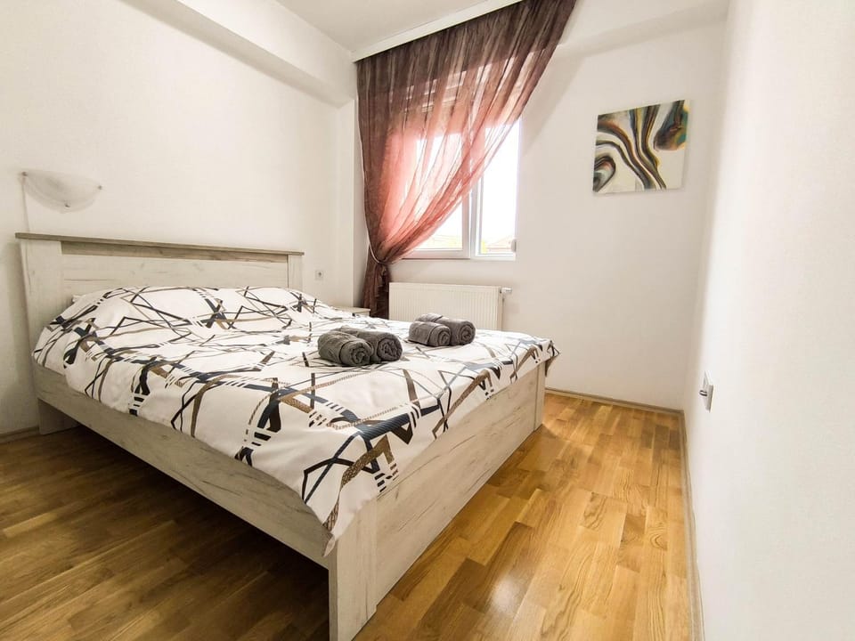Bed, Photo of the whole room, towels