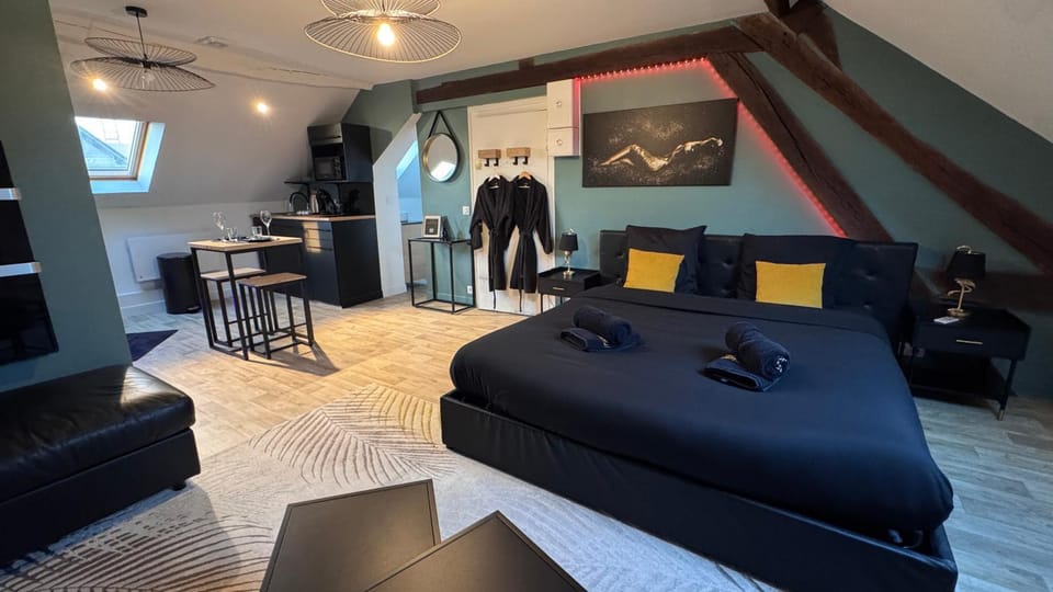 Photo of the whole room, Bedroom