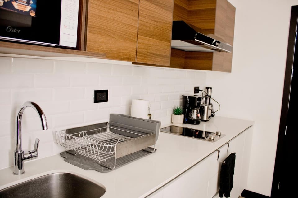 Coffee/tea facilities, Kitchen or kitchenette, stove