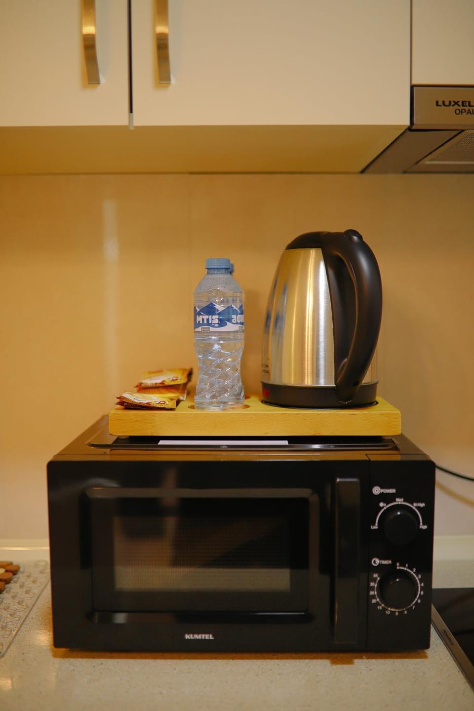 Kitchen or kitchenette, minibar, stove