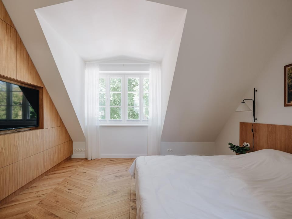 Bed, TV and multimedia, Photo of the whole room, Bedroom