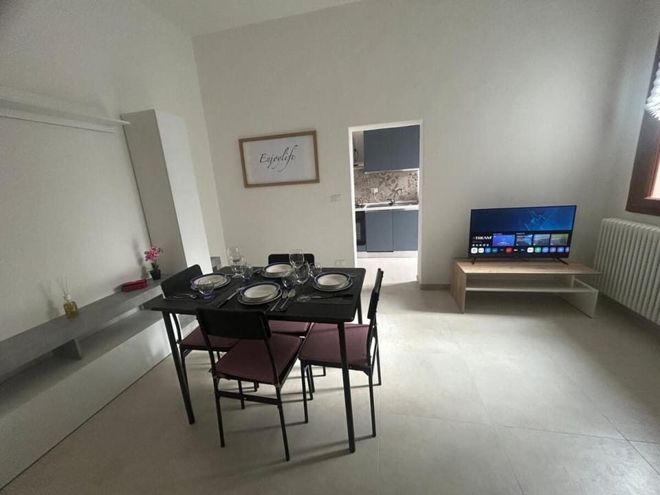 Communal lounge/ TV room, TV and multimedia, Living room, Seating area, Dining area, Evening entertainment