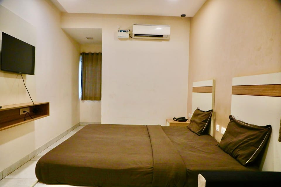 Bed, Living room, Bedroom, air conditioner