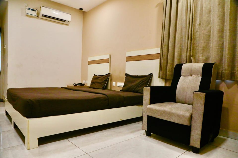 Living room, Photo of the whole room, Seating area, Bedroom