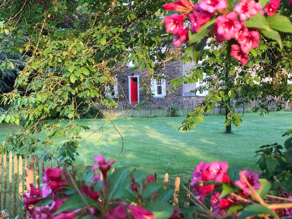 Property building, Spring, Day, Natural landscape, Garden, Garden, Decorative detail, Garden view, Garden view