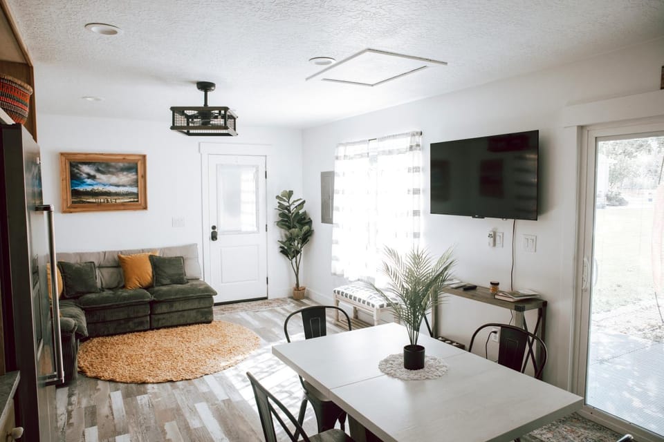 Communal lounge/ TV room, TV and multimedia, Kitchen or kitchenette, Living room, Seating area, Dining area, Evening entertainment