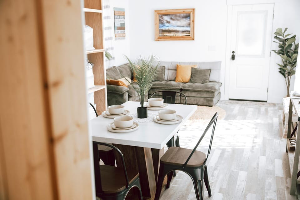 Kitchen or kitchenette, Living room, Seating area, Dining area