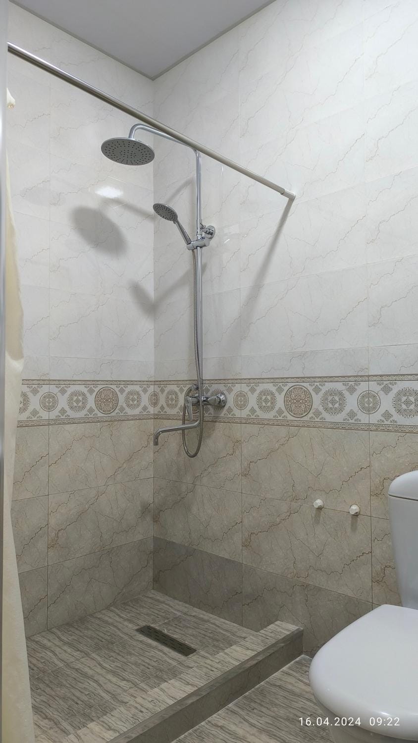 Shower, Toilet