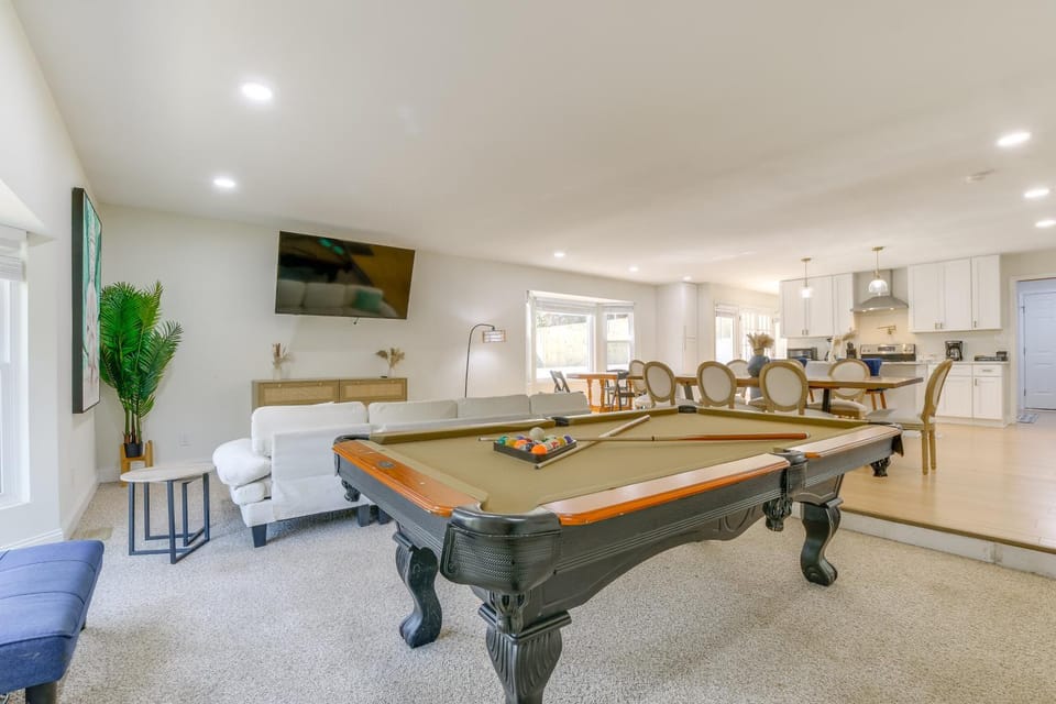 7 Mi to Dtwn Durham: Home w/ Hot Tub & Game Room! House in Durham