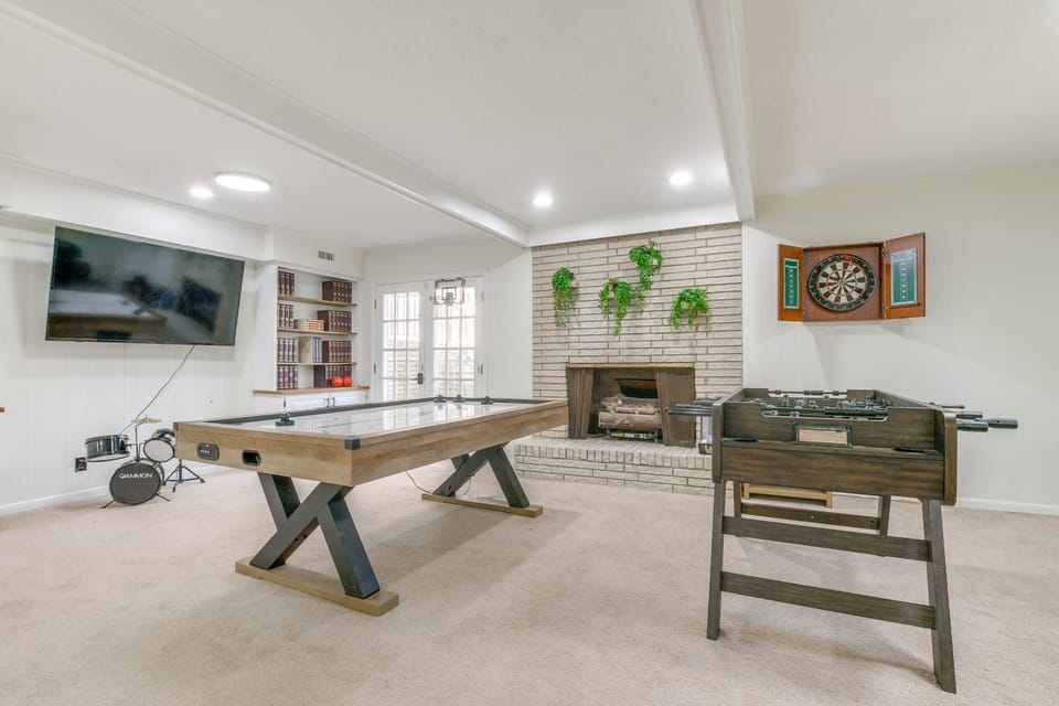 7 Mi to Dtwn Durham: Home w/ Hot Tub & Game Room! House in Durham