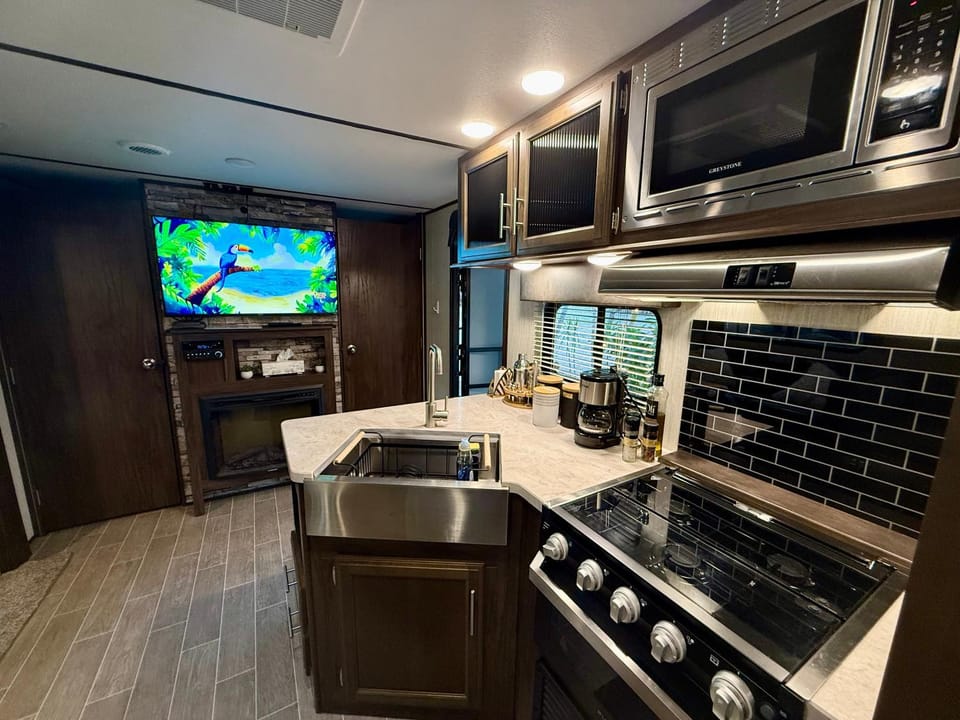 Kitchen or kitchenette, oven