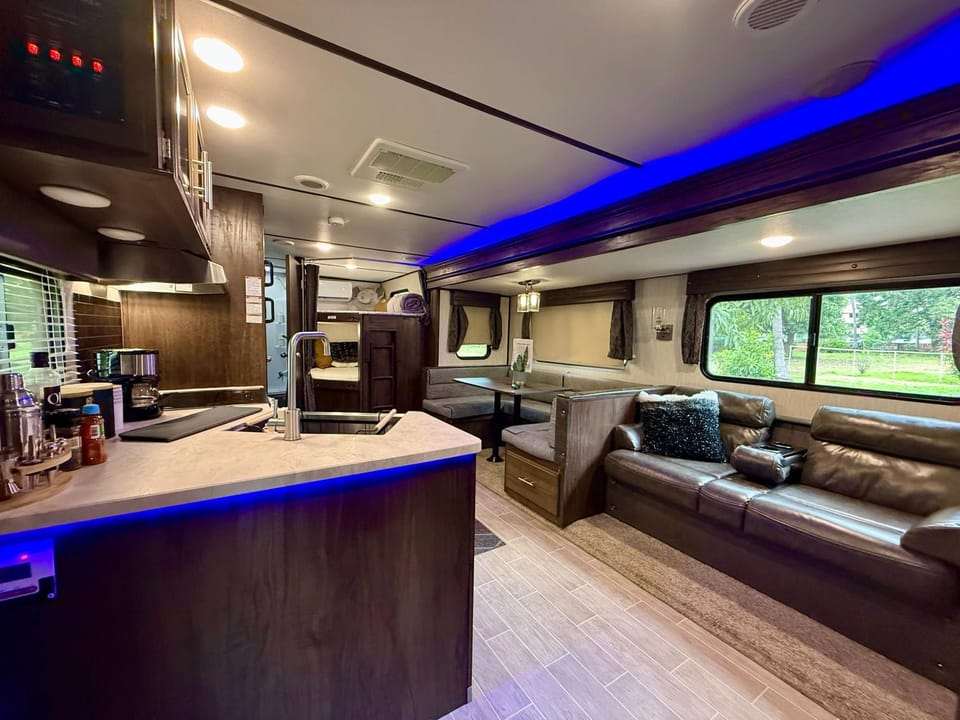 TV and multimedia, Kitchen or kitchenette, Living room, Seating area, Dining area