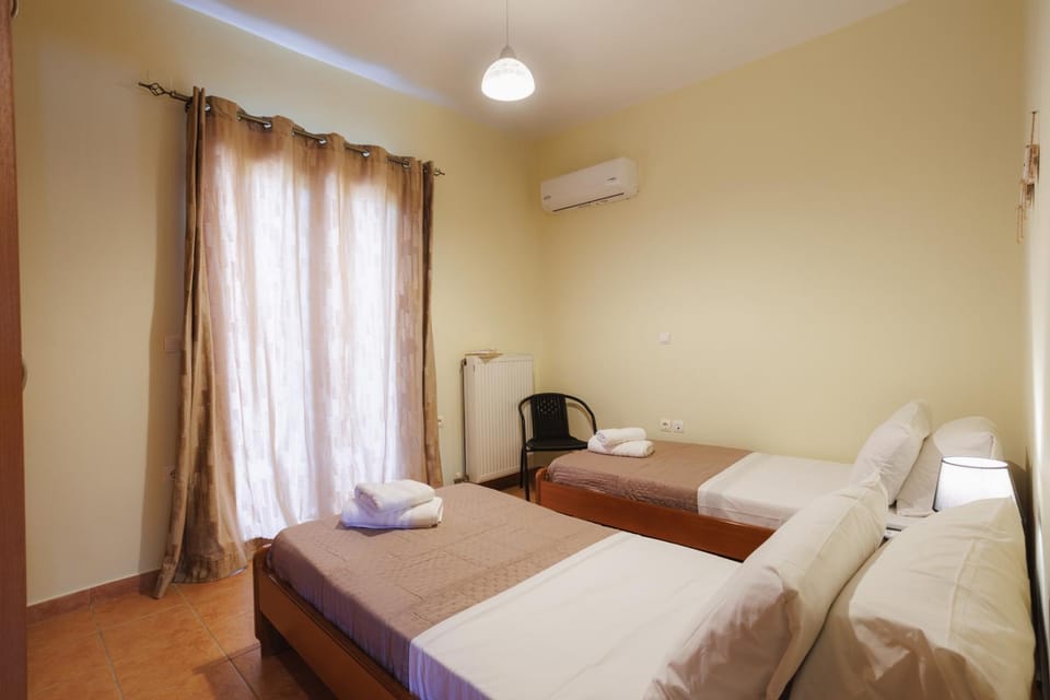 Bed, Photo of the whole room, Bedroom, internet, towels, air conditioner