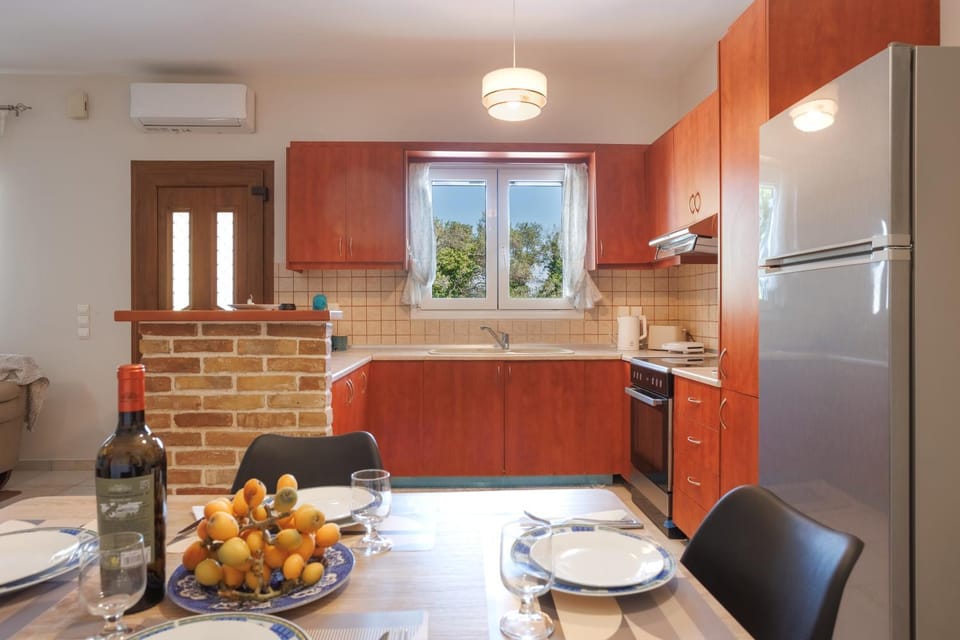 Kitchen or kitchenette, Food and drinks, Dining area, Food, oven, stove
