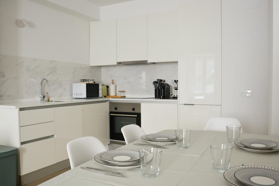 Coffee/tea facilities, Kitchen or kitchenette, Dining area, stove